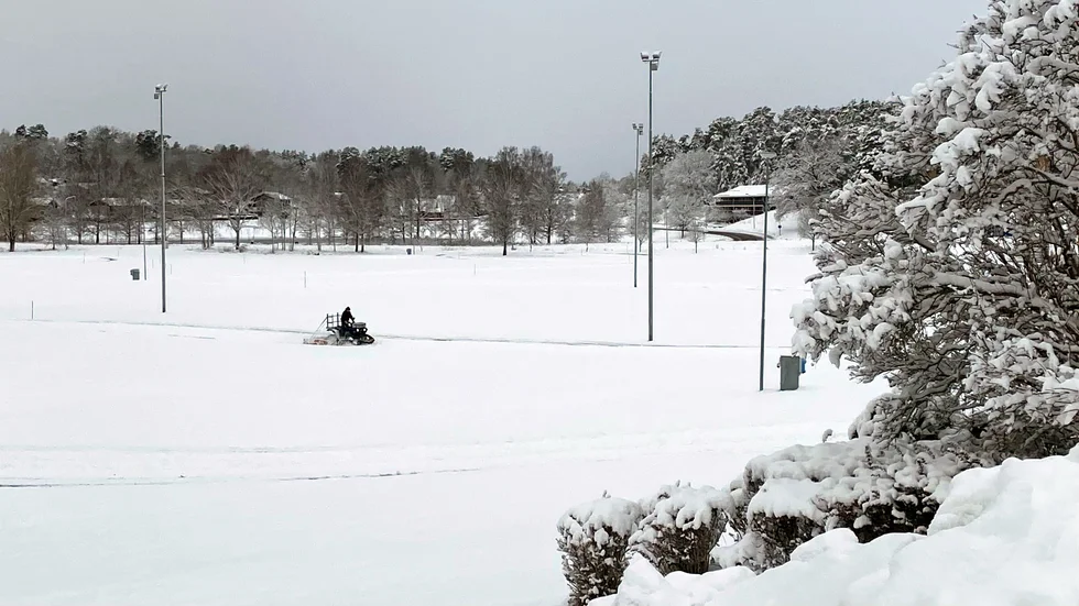 För tillfället kan man åka skidor i klassiskt spår på Ernebergsfältet i Gamleby.