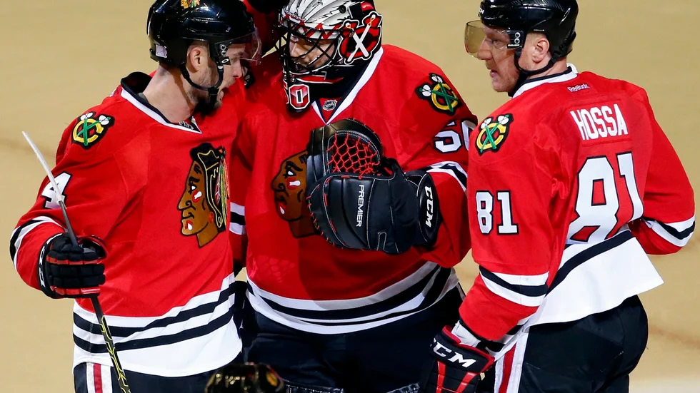 Niklas Hjalmarsson (till vänster) ska åka till Chicago för Marian Hossas (till höger) tröjceremoni. Arkivbild.
