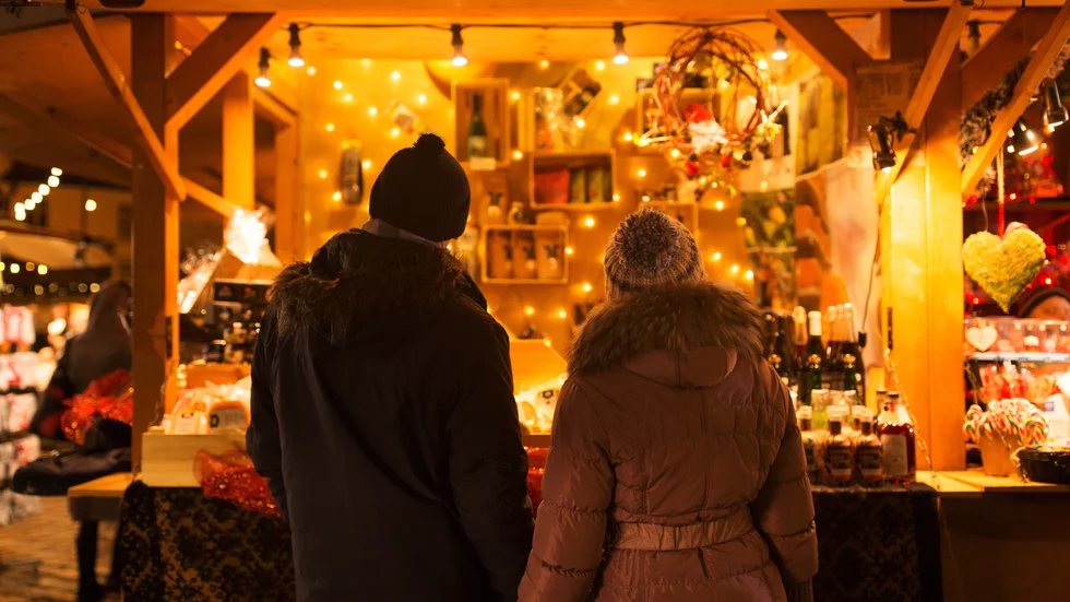För den som vill shoppa och få julstämning samtidigt finns det en del julmarknader i Motala och Vadstena kommun. Genrebild tagen på en annan plats.