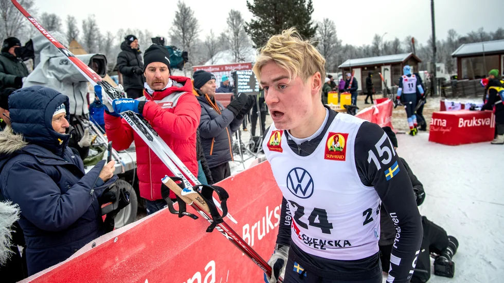 Den 16-årige talangen Alvar Myhlback tog en överraskande tredjeplats i sprinten under fredagens svenska skidpremiär i Bruksvallarna. Till vänster, i rött, hans pappa, längdlandslagets vallachef Petter Myhlback.