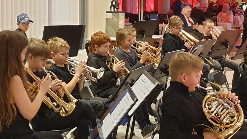 Motala Kulturskolas Baltzarblåset spelade "förband" under torsdagens konsert med Blåsarsymfonikerna i Crusellhallen. 
