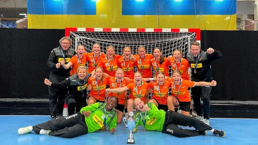 Bronsgänget jublar efter tredjeplatsen i Sverigecupen.