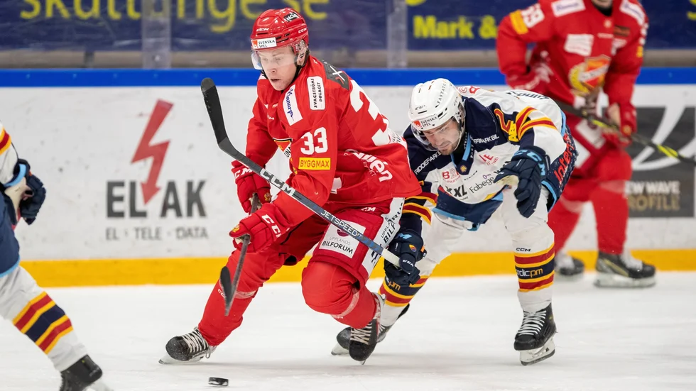 Oskar Asplund(nr 33) i en stilstudie. Almtunabacken fyllde 19 år när laget slog Djurgården. Han assisterade till två av målen.