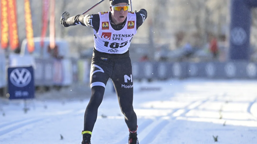 16-årige längdtalangen Alvar Myhlback korsar mållinjen på 10 km klassiskt under lördagens svenska skidpremiärhelg i Bruksvallarna. Myhlback slutade åtta.