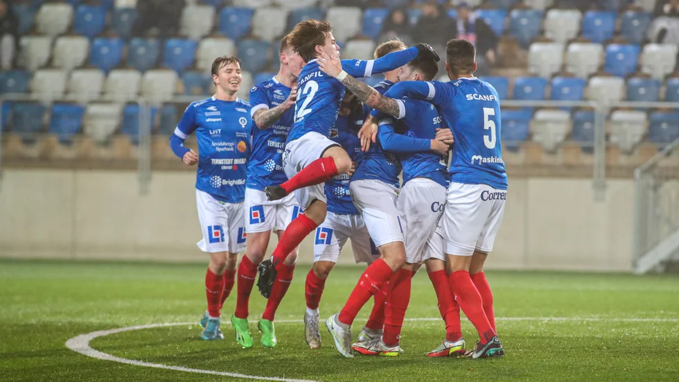 ÅFF jublar efter att ha tagit ledningen efter Josh Braggs frispark.
