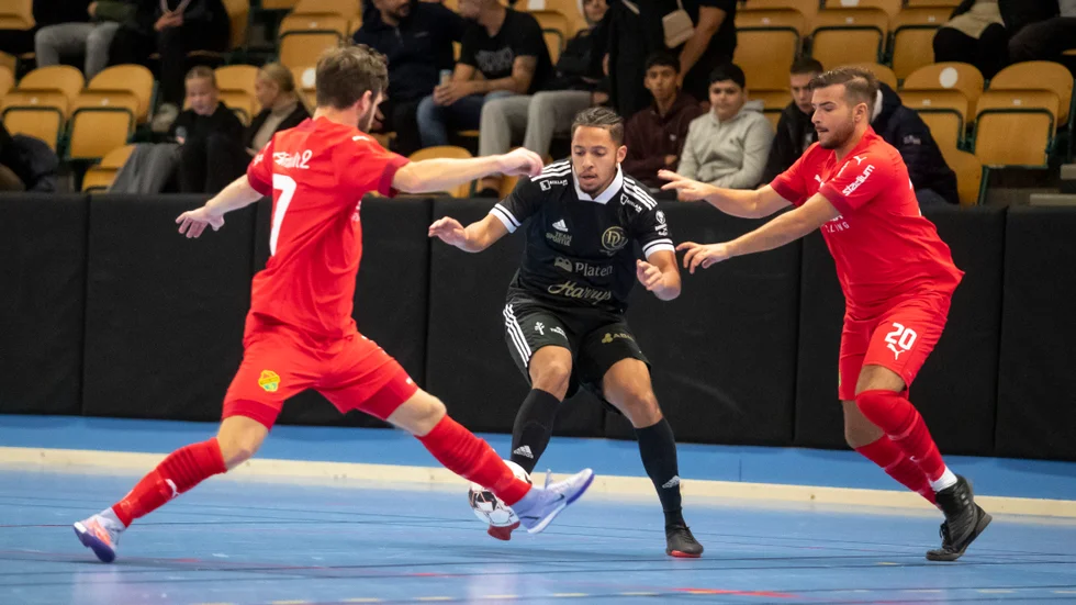 Stephen Kigongo gjorde ett av Dribbla Uniteds mål, men det blev förlust i Jönköping på lördagen och nu är Motalalaget borta från seriesegern.