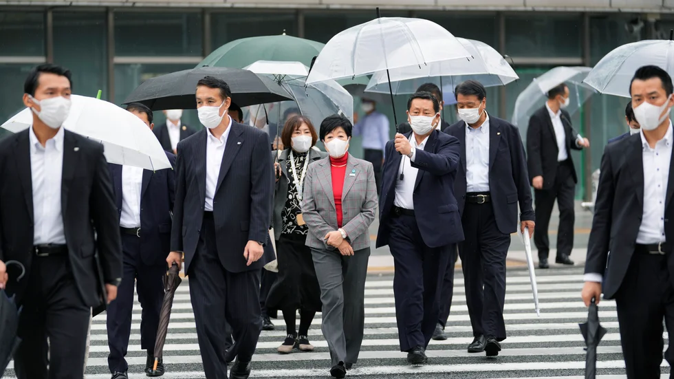 Tokyos guvernör Yuriko Koike iklädd en sedvanlig polotröja i stadsdelen Ueno i oktober.