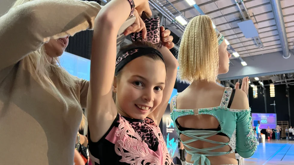 "Det är väldigt ansträngande att dansa disco, men kul!", säger Josephine Janse, 10 år, från Linköping. Hon har dansat i ungefär ett och ett halvt år.