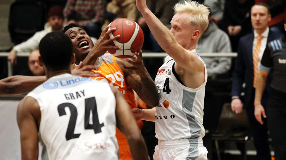 Koby McEwen dominerade mot Köping i Stadoum arena.