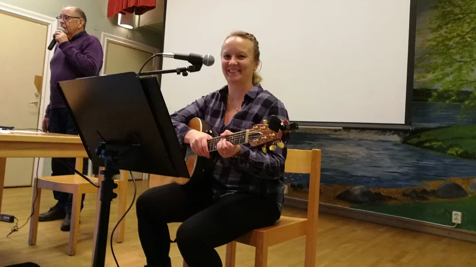Aino Sundstedt sjöng och spelade för och med deltagarna.