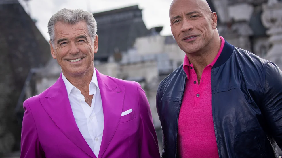 Pierce Brosnan tillsammans med Dwayne "The Rock" Johnson inför premiären på "Black Adam". Arkivbild.
