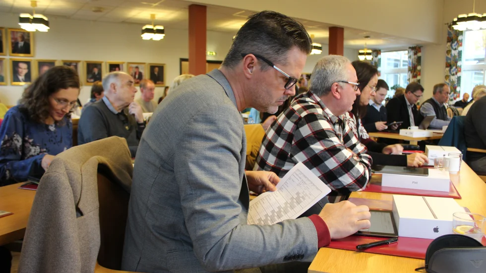 Mandatfördelningen i det nya fullmäktige är hårfin. Majoriteten (S, C, V, L och MP) har 18 platser, medan oppositionen (SD, M och KD) har 17. Vid votering kan ett feltryck i de plattor som ledamöterna använder bli avgörande. Vid voteringen om budget för 2023 blev utfallet 18-17 till majoritetens fördel. Fredrik Ebbestad (M) närmast i bild är fokuserad när han lägger sin röst.