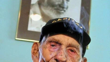 HAV02 - 20011115 - HAVANA, CUBA : (FILES) File picture of Gregorio Fuentes smoking a cigar on his 104th birthday beneath a portrait of the late US author Ernest Hemingway in this file picture dated 15 November 2001 in Havana, Cuba.  Fuentes, who piloted a boat which Hemingway used during the 1940's and in 50's, is said to be the inspiration for Hemingway's famed novel "The Old Man and the Sea."  Fuentes died, 13 January 2002 while preparing to visit with friends from his church, the Cuban agency Prensa Latina said. 
EPA PHOTO AFP-FILES/ADALBERTO ROQUE/ar/pp/dec/sw/sr
COPYRIGHT PRESSENS BILD Code: 455