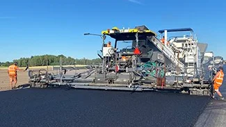 På rullbanan asfalterades totalt fem lager med upp till 11,5 meter breda beläggningsdrag. Maskinen klarar ända upp till 13 meters bredd.  