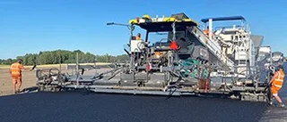 Landningsbanan asfalterades med en "monstermaskin" 
