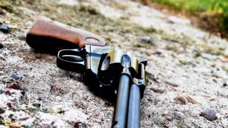 En liak dan revolver som den han skjöt en polisman i älvsbyn!