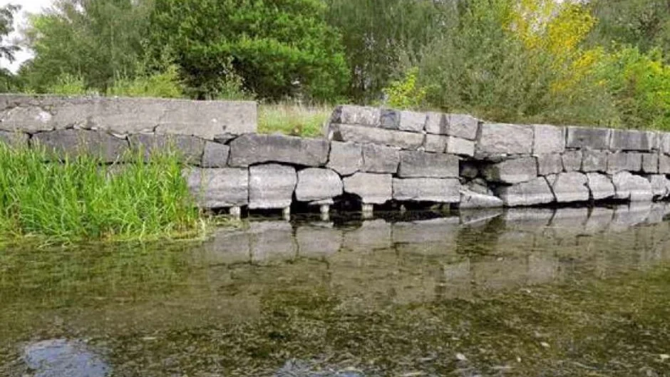 Folkbladet har tidigare skrivit om föroreningen som riskerar att åka ut i Motala ström vid kraftiga regn. Men ska den söndervittrande kajen akut förstärkas redan om någon vecka.  