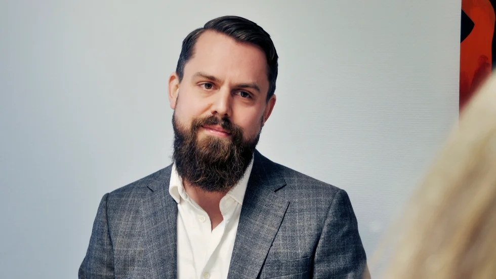Måns Lorichs (SD) är förste vice ordförande i kommunstyrelsen i Östhammar. I en intervju med UNT delade han den högerextrema konspirationsteorin om folkutbyte inför öppen ridå.