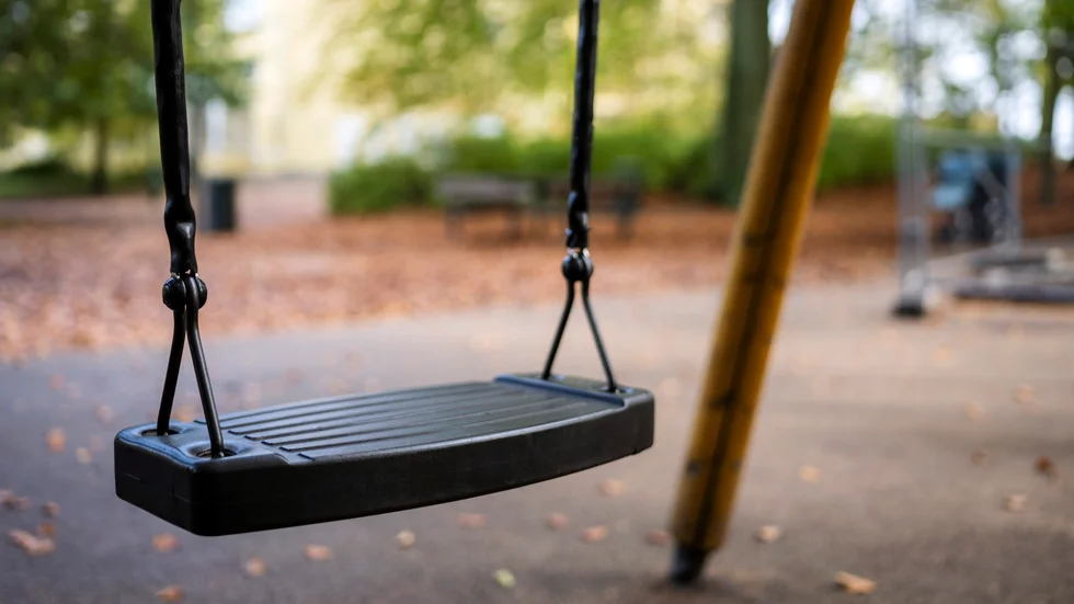 En granskning från Kaliber visar att pappor som dömts för sexualbrott får vårdnad om sina barn efter avtjänat straff. Arkivbild.