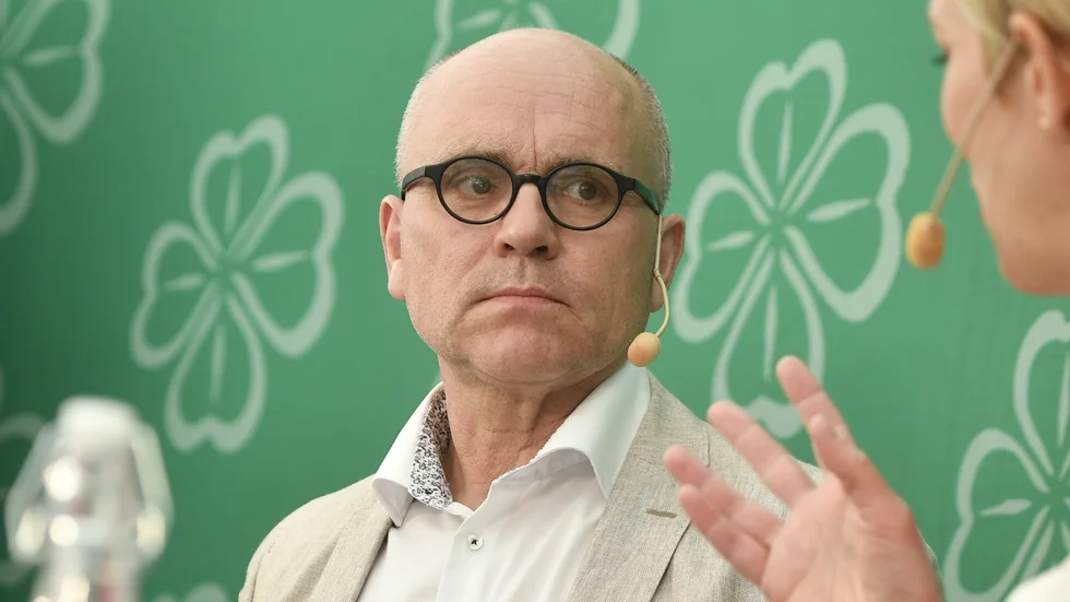 Ekonomiprofessorn John Hassler är kritisk mot att regeringen föreslår ett brett elprisstöd på 55 miljarder kronor. Han tror att konsumtionen kan öka och elda på inflationen, vilket kan få Riksbanken att höja räntan ännu mer. 