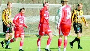 DÄR SATT DEN! Straffexekutorn Jonas Kuorak gratuleras av Lars Ökvist sedan han grejat Kiruna FF:s första poäng i år. Kuorak var tillbaka i laguppställningen och stod för två av lagets tre mål.Foto: KENNETH JOHANSSON