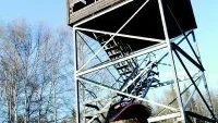 SÖRJER. Jan-Olov Johansson är både arg och sorgsen över att någon väljer att vandalisera det som är till för alla. På bilden ser man några brädrader under  som sparkats sönder. Tornet kan nu riskera att stängas av tills reparation är utförd.Foto: Roland S Lundström