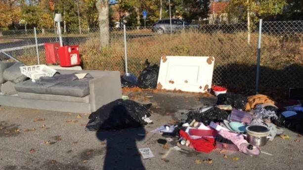 Så här såg det ut vid Backavallens återvinningsstation i helgen. Någon eller några hade tagit sig friheten att dumpa en soffa med tillhörande bråte. 