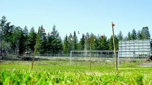 SPEL OMÖJLIGT. De oförklarliga fördjupningar som uppstått på fotbollsplanen i Koskullskulle förhindrar spel.