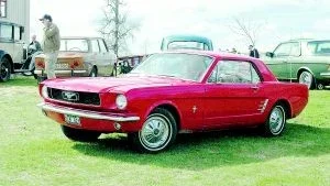 GODBIT. Denna röda Ford Mustang är bara för läcker.