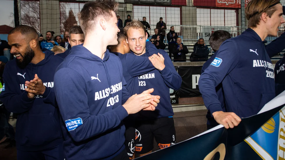 Villiam Dahlström med lagkamrater firar det allsvenska avancemanget.
