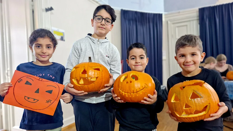 Seydi Magno, Joel Dogan, Lukas Dogan och Alessandro Magno har gjort fina Halloween-pumpalyktor under Skapande lördag på Tingshuset.