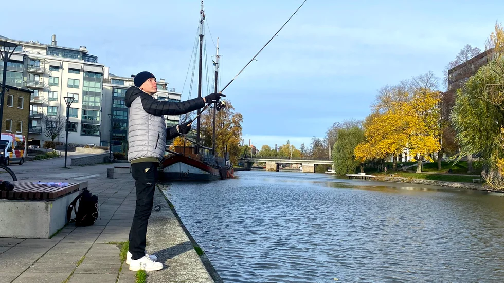 Erik Borg gör ännu ett kast. Det är vanligtvis gott om abborre och gädda i Stångån, men just den här dagen hade flera fiskare otur.