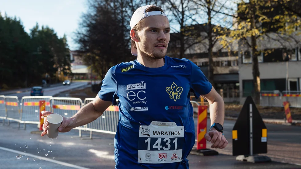 Lukas Segersten har slagit två personbästa i år, nu satsar på EAI:s klubbrekord för seniorer.