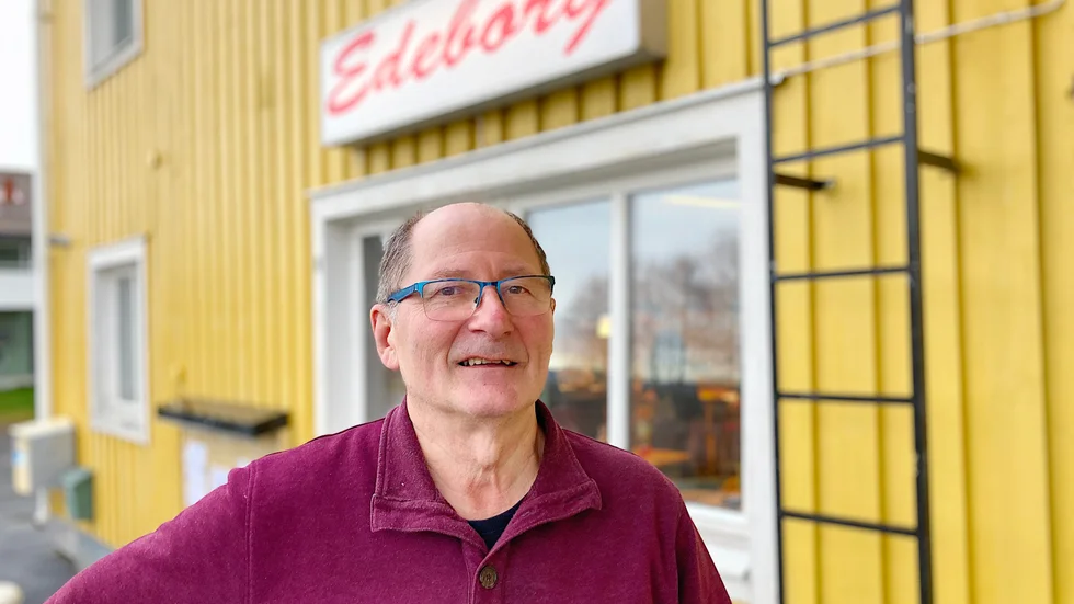 Berthel Viklund,77, utanför samlingslokalen Edeborg där han tillbringat många timmar. Edeborg är lite av byn Harads hjärta där många samlas för olika träffar.