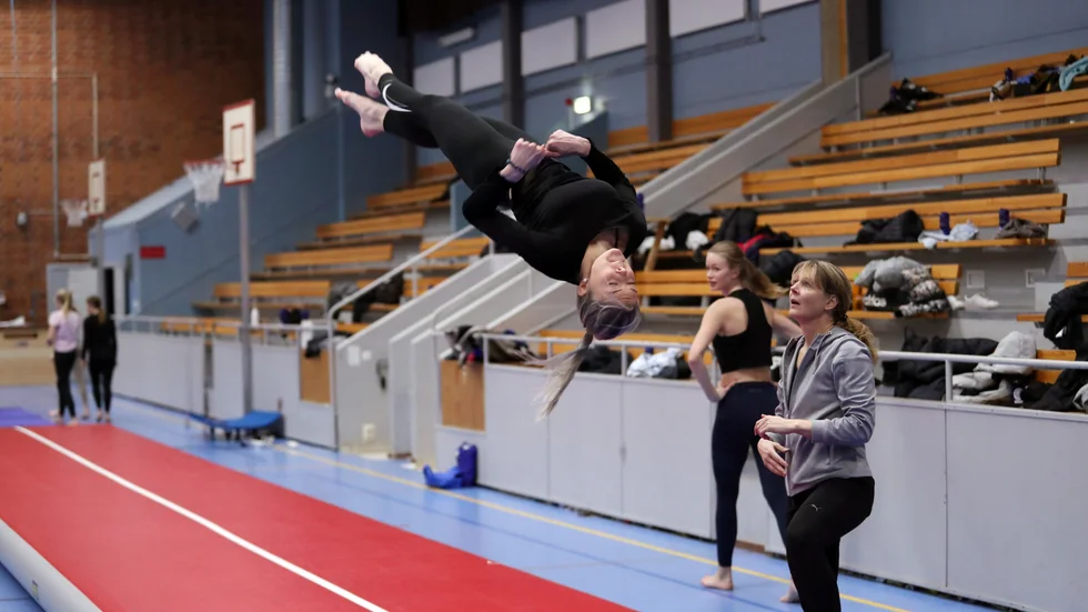 Aprilia Celander tränar och Malin Bladh ser på. Ljungsbro GF har växt mycket på sistone och är trångbodda i sporthallen.