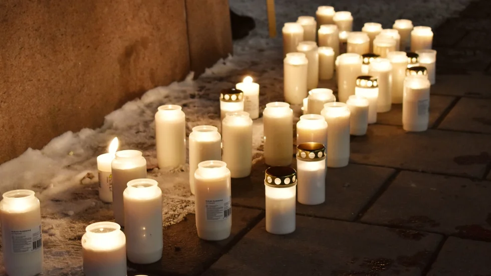 Dussintals små ljus sken upp novembermörkret på Guldtorget under fredagen.