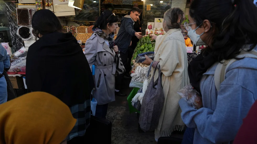 Kvinnor i Iran som går utan den obligatoriska slöjan har blivit en allt vanligare syn. Bild från Teheran den 14 november.