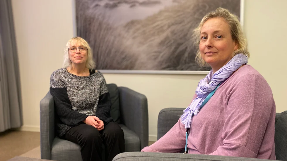 "Det är inte så att om jag träffar någon som lever i ett förhållande att jag går all-in och försöker att få den att lämna förhållandet. Vi säger aldrig till någon att nu ska du göra så här", säger Sara Stefanovic, till höger. Helena Bennett fyller i: "Vi pekar mer på möjligheter."