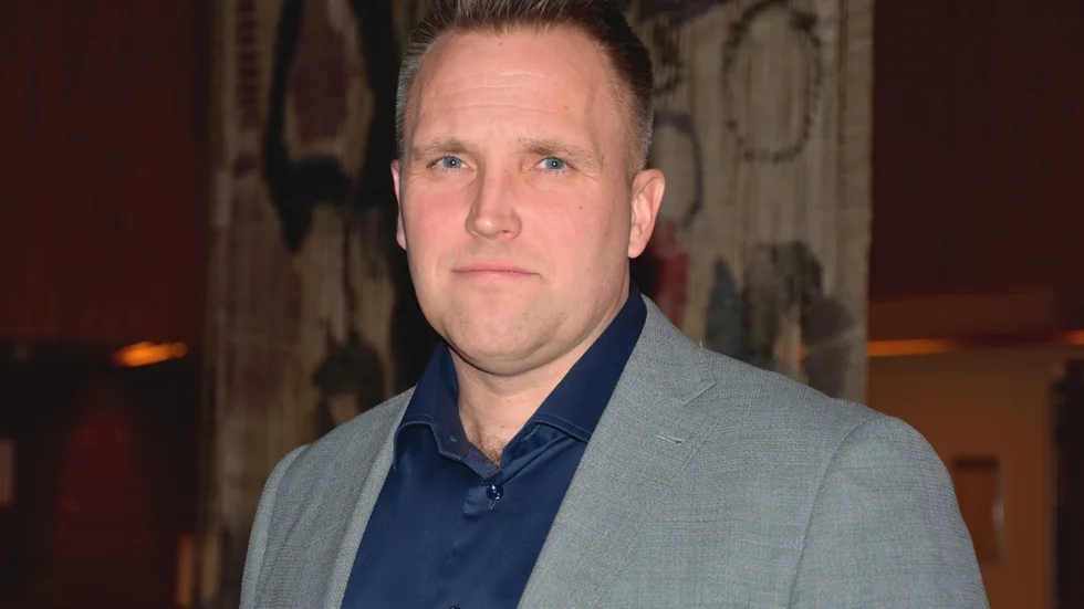 "Bostad först bygger på att stärka individen med egen bostad och att den då, framledes, kan jobba sig ur missbruket. Jag tror på modellen. Det är svårt att ta itu med ett missbruk när du lever i kappsäck" säger Mikael Engren.