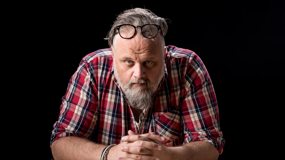 Peter Hallström, musikern bakom sånger som Håll mitt hjärta, kommer till Motala och Furulid.