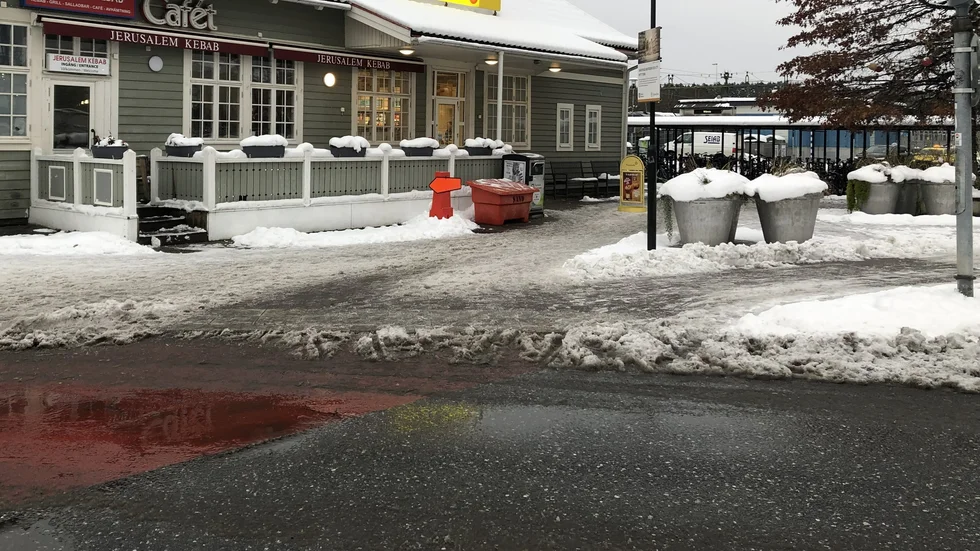 Med all snöröjning som behövs - nu röjs cykelstället vid stationen.