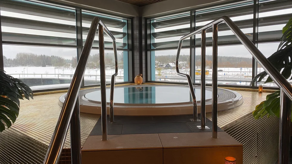 Att lägga ut relaxavdelningen, plus restaurangverksamheten och gymmet på Pepparrotsbadet på entreprenad skulle kunna spara drygt åtta miljoner om året.
