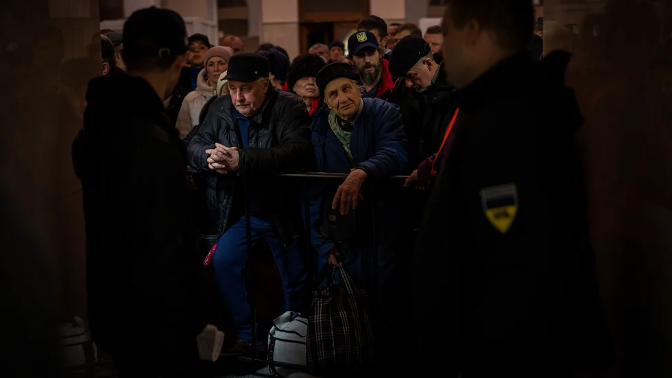 Kö för att komma ombord ett av de tåg som går från Cherson till Kiev.