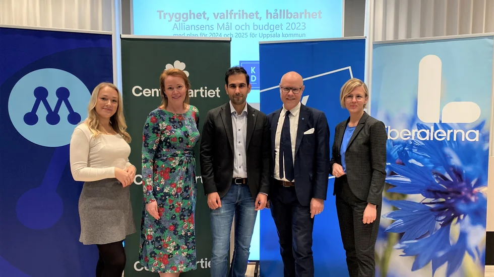 Alliansen presenterar nu sin skuggbudget för 2023. Från vänster nya kommunalrådet Sofia Andersson (M), Therez Almerfors (M), Ehsan Nasari (C), Jonas Segersam (KD) och Jennie Claesson (L).