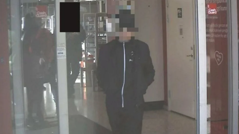 På filmen från butikens övervakningskameror fanns den misstänkte, som polisen direkt kunde identifiera. 