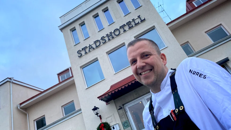 Den 10 december byter Per-Oskar Jonsson Stadshotellet i Mjöby mot Stadshuset i Stockholm.