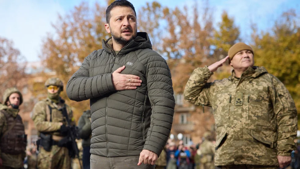 Komikern Volodymyr Zelenskyj (född 1978) valdes 2019 till Ukrainas president. Hans roll förändrades dramatiskt när grannlandet Ryssland anföll Ukraina i februari 2022.