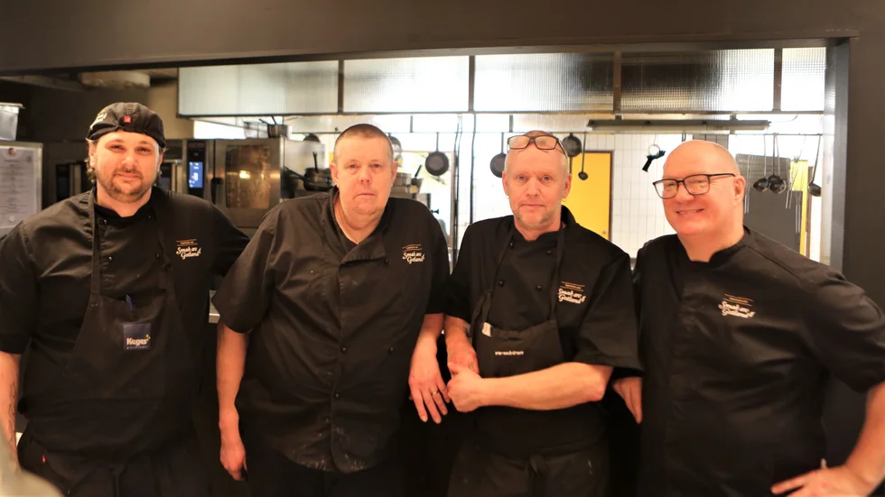 Gänget i köket på restaurang Smak av Gotland; Johnny Söderlund, Ernst Hansson, Anders Österman och Christer Grandin. Smak av Gotland har gått mot strömmen och sänkt priset för sin lunch med 20 kronor.