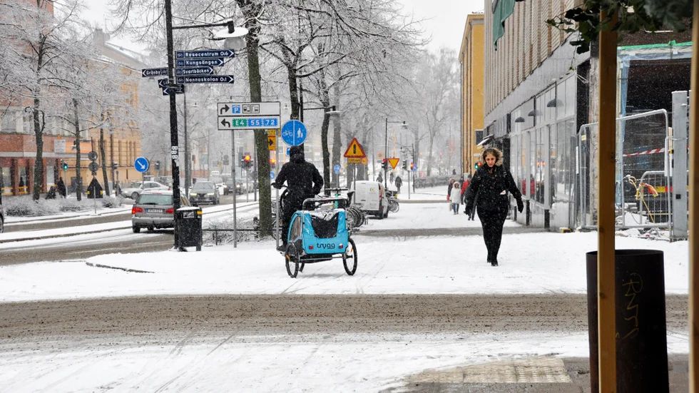 S:t Olofsgatan är en av de mest olycksdrabbade gatorna i Uppsala, de flesta singelolyckor med gående eller cyklister. En orsak är att kommunens sopsaltare inte kör längs cykelbanan här.