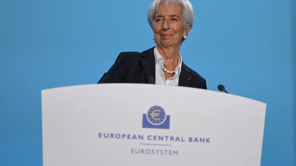 Europeiska centralbanken (ECB), med chefen Christine Lagarde, väntas strama åt med räntehöjningar under våren, men kan redan i sommar börja sänka styrräntan, enligt en färsk Bloombergenkät med ekonomer. Arkivbild
